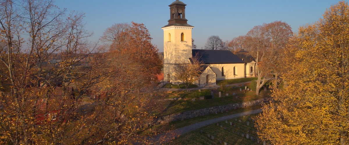 Turinge kyrka omgiven av höstens fÀrger.