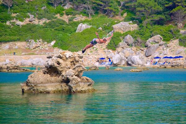 Anthony-Quinn-Bucht welches beinhaltet schroffe Küste