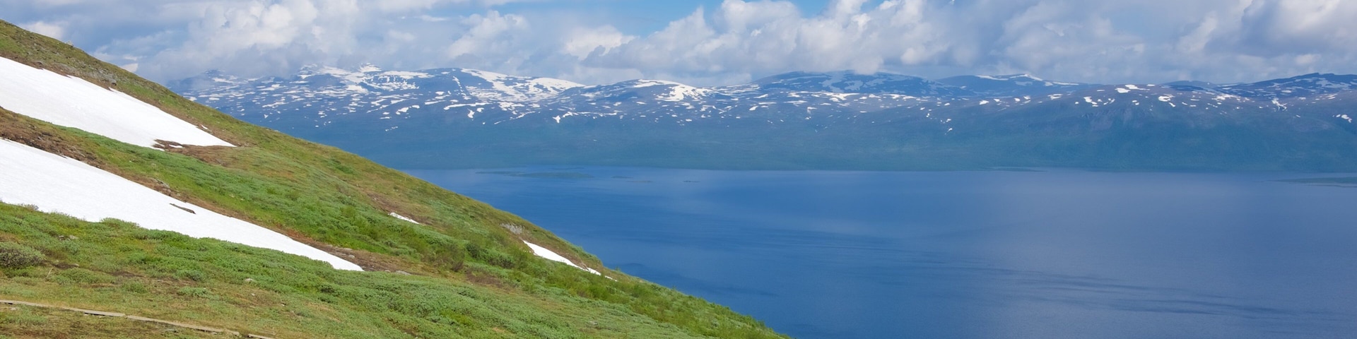 Abisko que inclui um lago ou charco e paisagem
