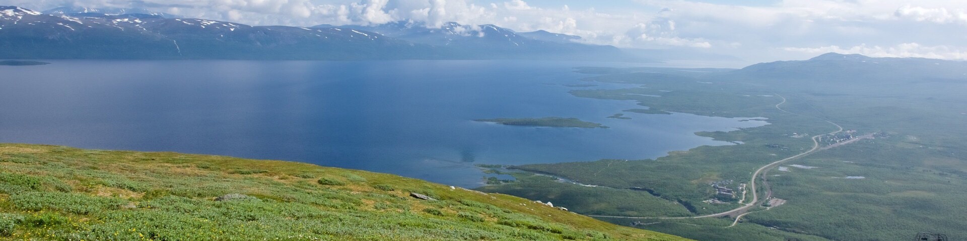 Abisko mostrando un lago o laguna y vistas panorámicas