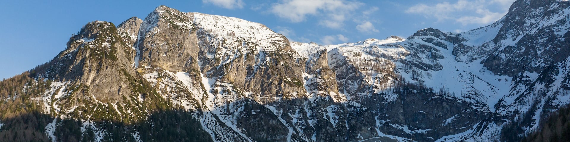 Drohnenaufnahme der Natur nähe des Faaker und des Aichwald Sees in Kärnten Österreich