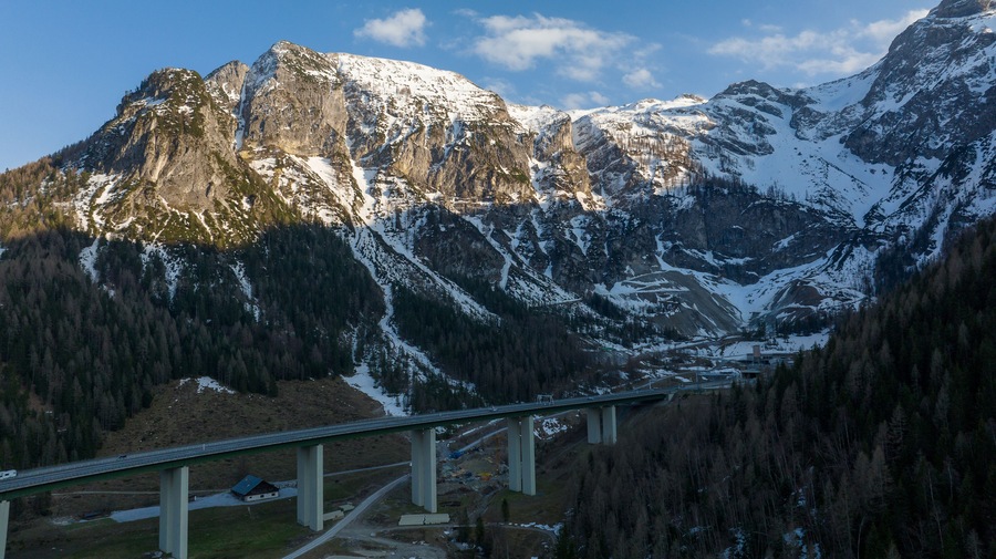 Drohnenaufnahme der Natur nähe des Faaker und des Aichwald Sees in Kärnten Österreich
