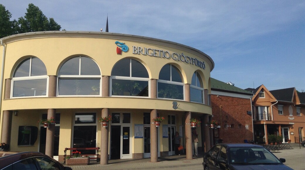 Thermal swimming pool in Komárom, Hungary.
Great place to spend a lazy afternoon relaxing in thermal waters. 1200 HUF for two hours, or 1800 HUF for the day.