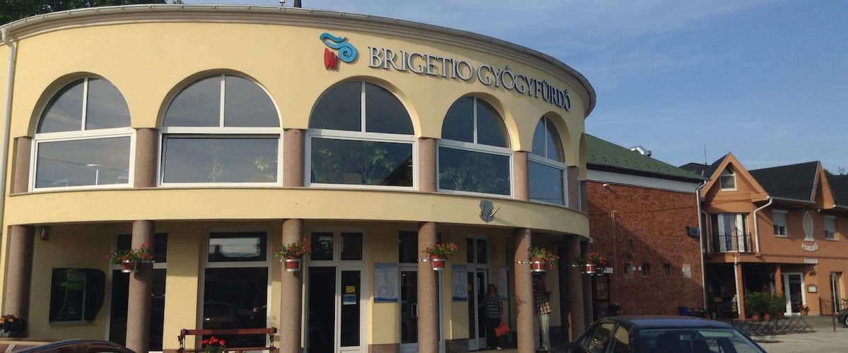 Thermal swimming pool in Komárom, Hungary.
Great place to spend a lazy afternoon relaxing in thermal waters. 1200 HUF for two hours, or 1800 HUF for the day.