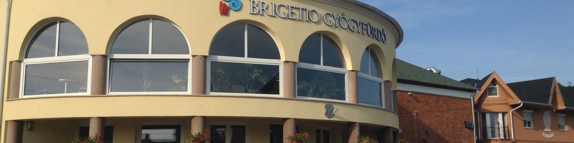 Thermal swimming pool in Komárom, Hungary.
Great place to spend a lazy afternoon relaxing in thermal waters. 1200 HUF for two hours, or 1800 HUF for the day.