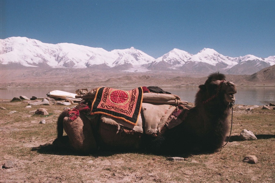 On the road between Pakistan and China, on the way to Kashgar, Kala Kule Lake is an essential stop. The crystal clear waters reflect the snowy mountains. You can also enjoy riding a bactrian camel.