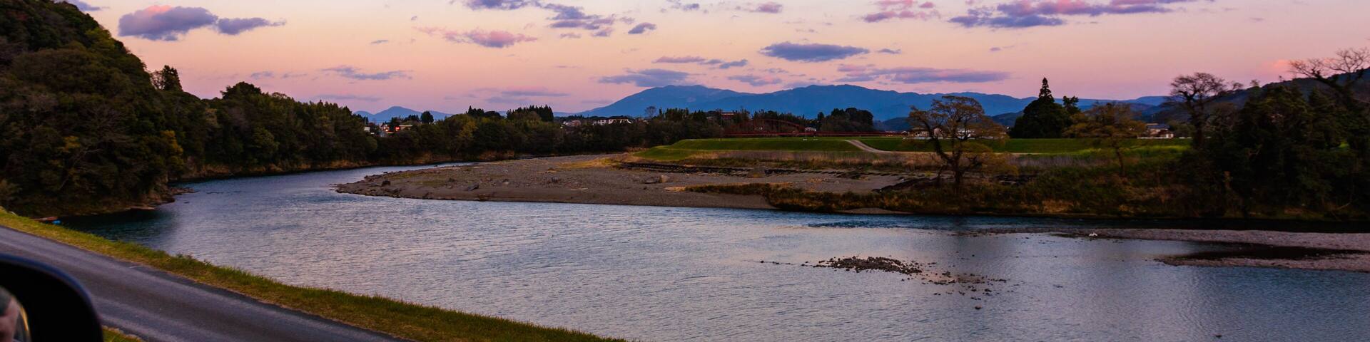 最高に美しい晴天空の球磨川風景
桜咲く季節
日本 熊本県 人吉球磨郡
The most beautiful scenery of the Kuma River in the clear sky
Cherry blossom season
Japan, Kumamoto Prefecture, Hitoyoshi Kuma District