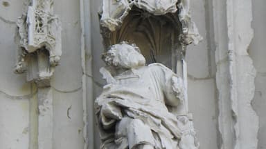 Collégiale Notre-Dame du château de Thouars (79). Façade occidentale. Travée centrale. 2ème voussure. Détail.