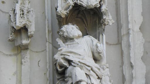 Collégiale Notre-Dame du château de Thouars (79). Façade occidentale. Travée centrale. 2ème voussure. Détail.