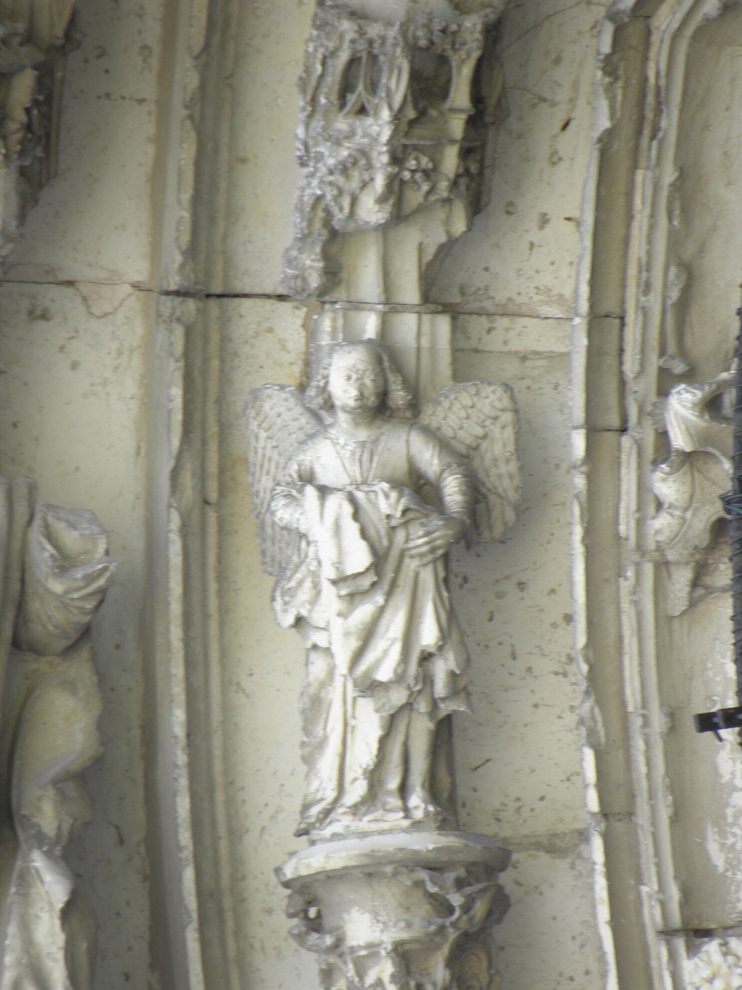 Collégiale Notre-Dame du château de Thouars (79). Façade occidentale. Travée centrale. 1ère voussure. Détail.
