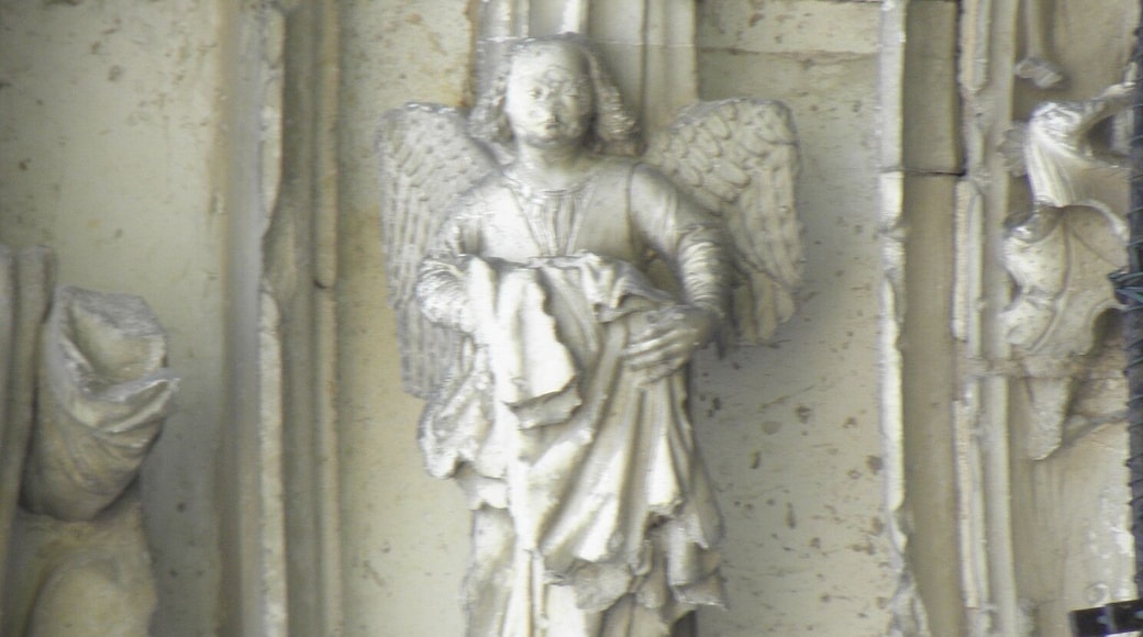 Collégiale Notre-Dame du château de Thouars (79). Façade occidentale. Travée centrale. 1ère voussure. Détail.