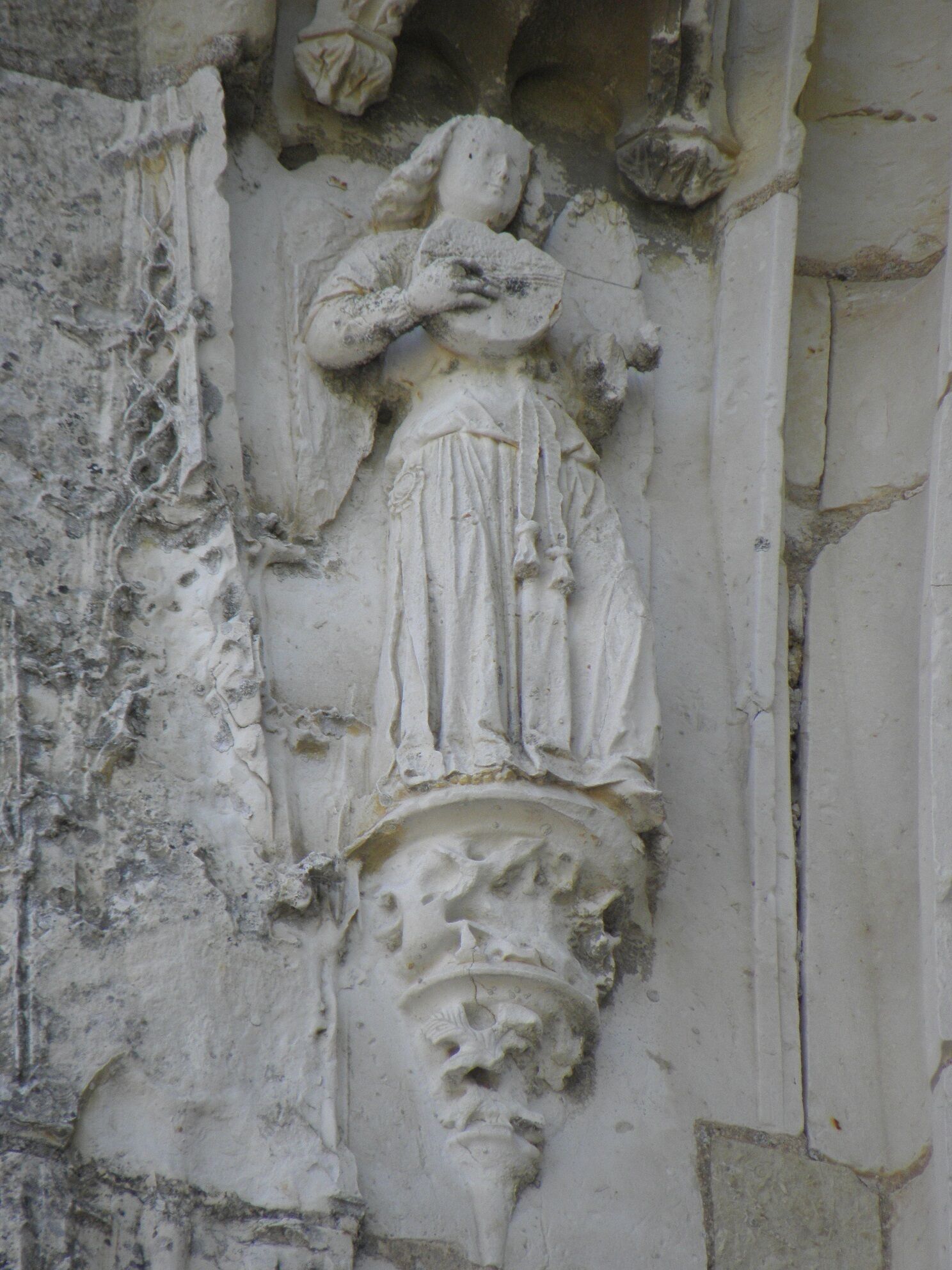 Collégiale Notre-Dame du château de Thouars (79). Façade occidentale. Travée centrale. 4ème voussure. Détail.