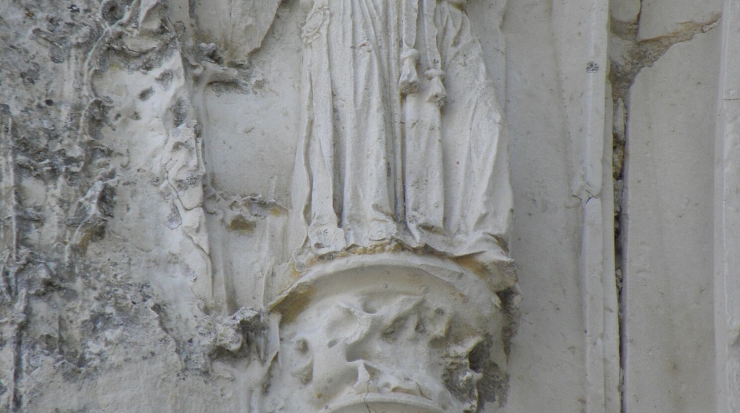 Collégiale Notre-Dame du château de Thouars (79). Façade occidentale. Travée centrale. 4ème voussure. Détail.