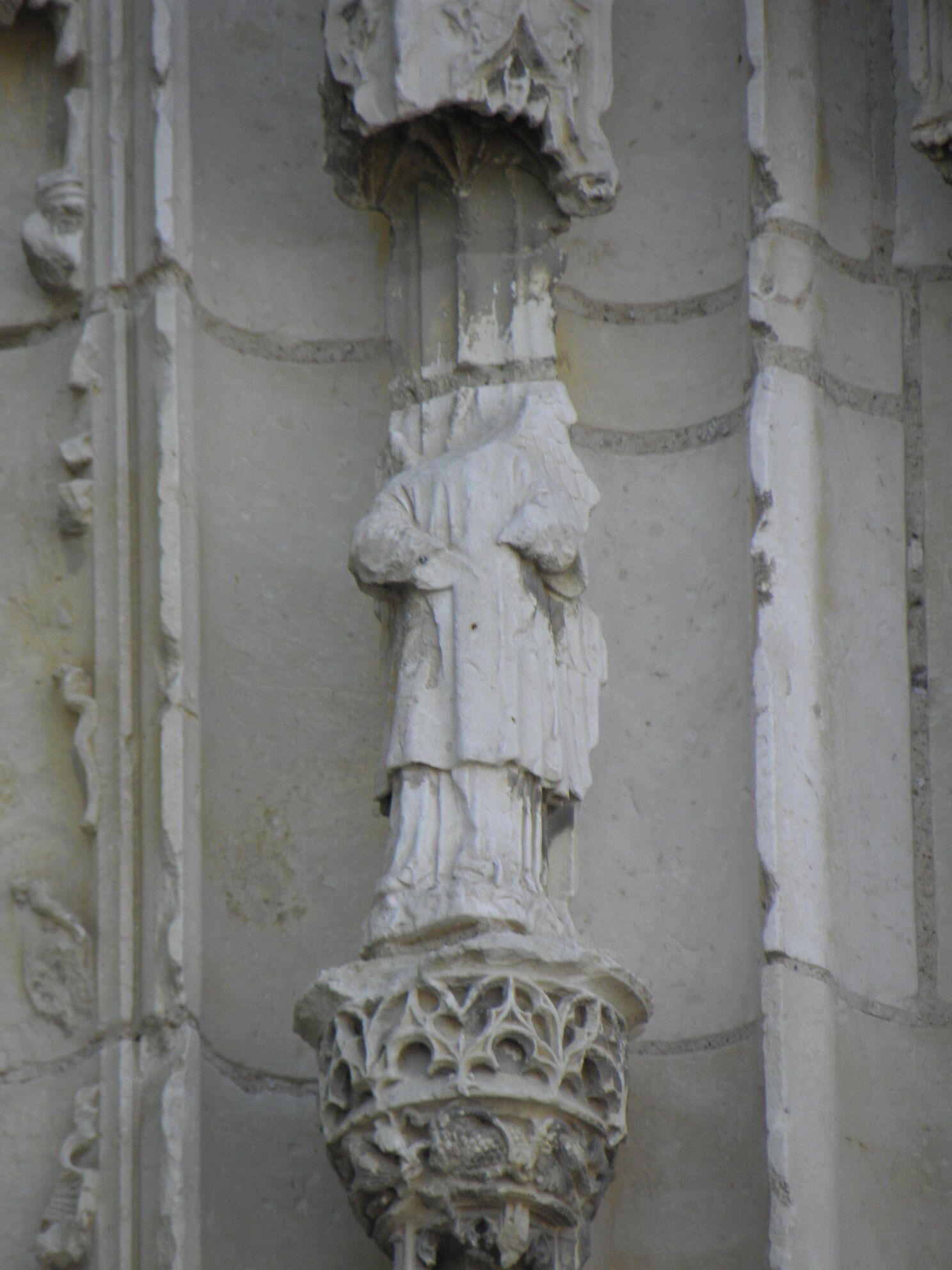 Collégiale Notre-Dame du château de Thouars (79). Façade occidentale. Travée centrale. 1ère voussure. Détail.