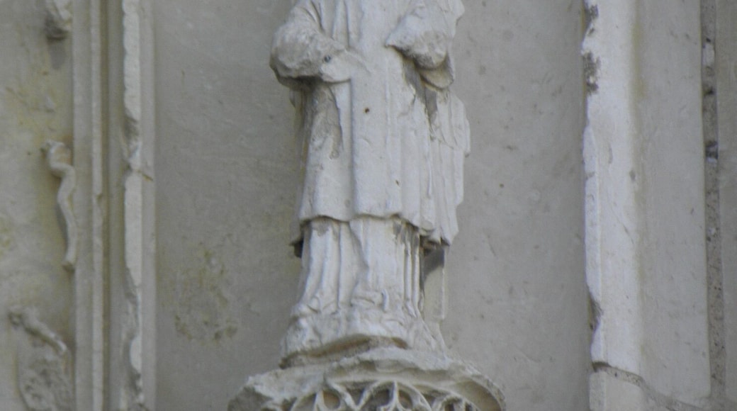 Collégiale Notre-Dame du château de Thouars (79). Façade occidentale. Travée centrale. 1ère voussure. Détail.