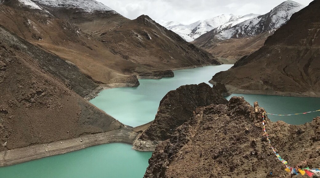 Yarlung Tsangpo is highest river in world in Tibet.
The Yarlung Tsangpo runs through the heartland of Tibet from west to east.