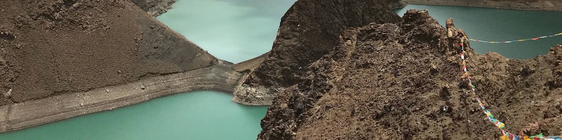 Yarlung Tsangpo is highest river in world in Tibet.
The Yarlung Tsangpo runs through the heartland of Tibet from west to east.