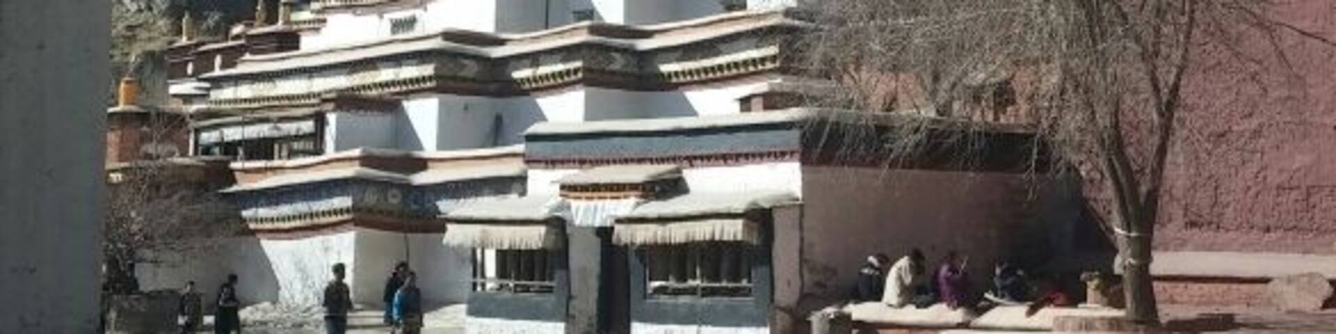 Housing three sects of Sakyapa, Kadampa and Gelugpa together, Palcho Monastery has a hard-won lenient tolerance amongst the Tibetan sects to balance them well. Therefore, the design and layout of the Monastery is a synthesis of the three sects to combine different structural Zhacangs (rooms for monks) enshrined deities and more integrated Tibetan Buddhist Culture.