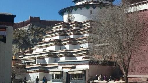 Housing three sects of Sakyapa, Kadampa and Gelugpa together, Palcho Monastery has a hard-won lenient tolerance amongst the Tibetan sects to balance them well. Therefore, the design and layout of the Monastery is a synthesis of the three sects to combine different structural Zhacangs (rooms for monks) enshrined deities and more integrated Tibetan Buddhist Culture.