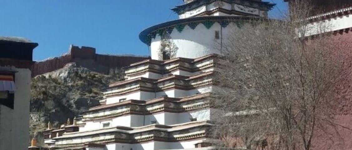 Housing three sects of Sakyapa, Kadampa and Gelugpa together, Palcho Monastery has a hard-won lenient tolerance amongst the Tibetan sects to balance them well. Therefore, the design and layout of the Monastery is a synthesis of the three sects to combine different structural Zhacangs (rooms for monks) enshrined deities and more integrated Tibetan Buddhist Culture.