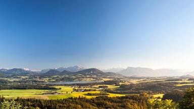 Mountain panorama with lake in Austria. Landscape with mountain view in the sunlight. Bergpanorama mit See. Landschaft mit Blick auf Berge und See im Sonnenlicht. Gebirgskette Salzburgerland.