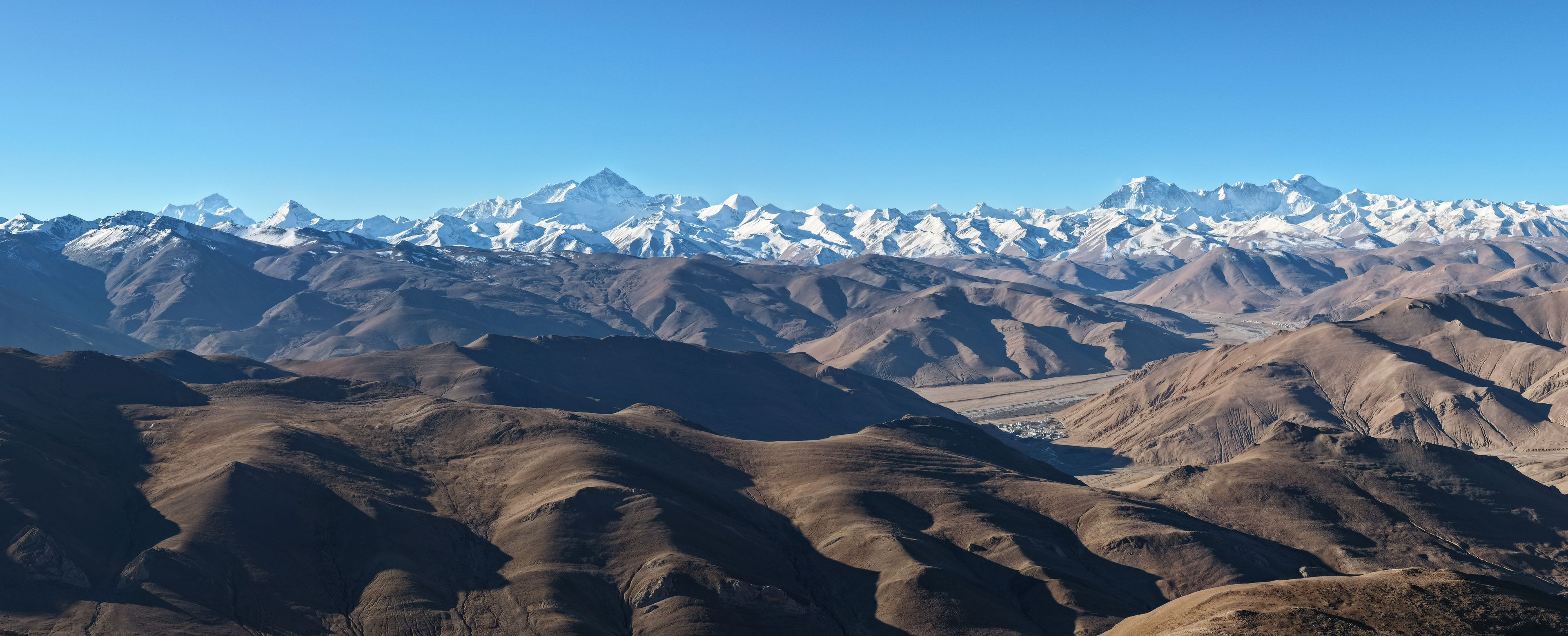 Panoramic view of Mount Everest and the Himalayan range from Gawula Pass, Tibet, China