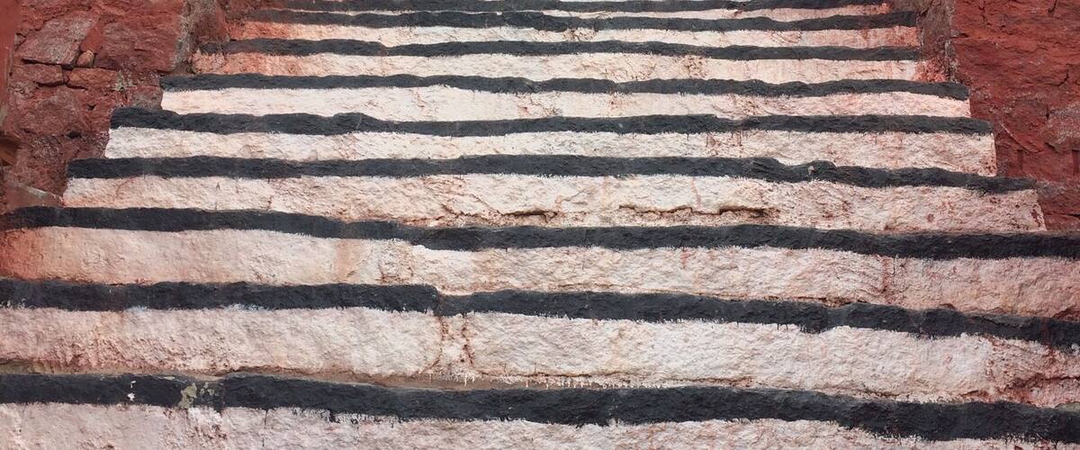 Монастырь. В этом монастыре есть пещера, где медитировать Миларепа