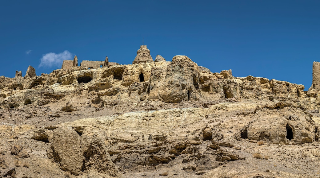 Eine zerklüftete, felsige Landschaft mit zahlreichen Ruinen und Bauten.