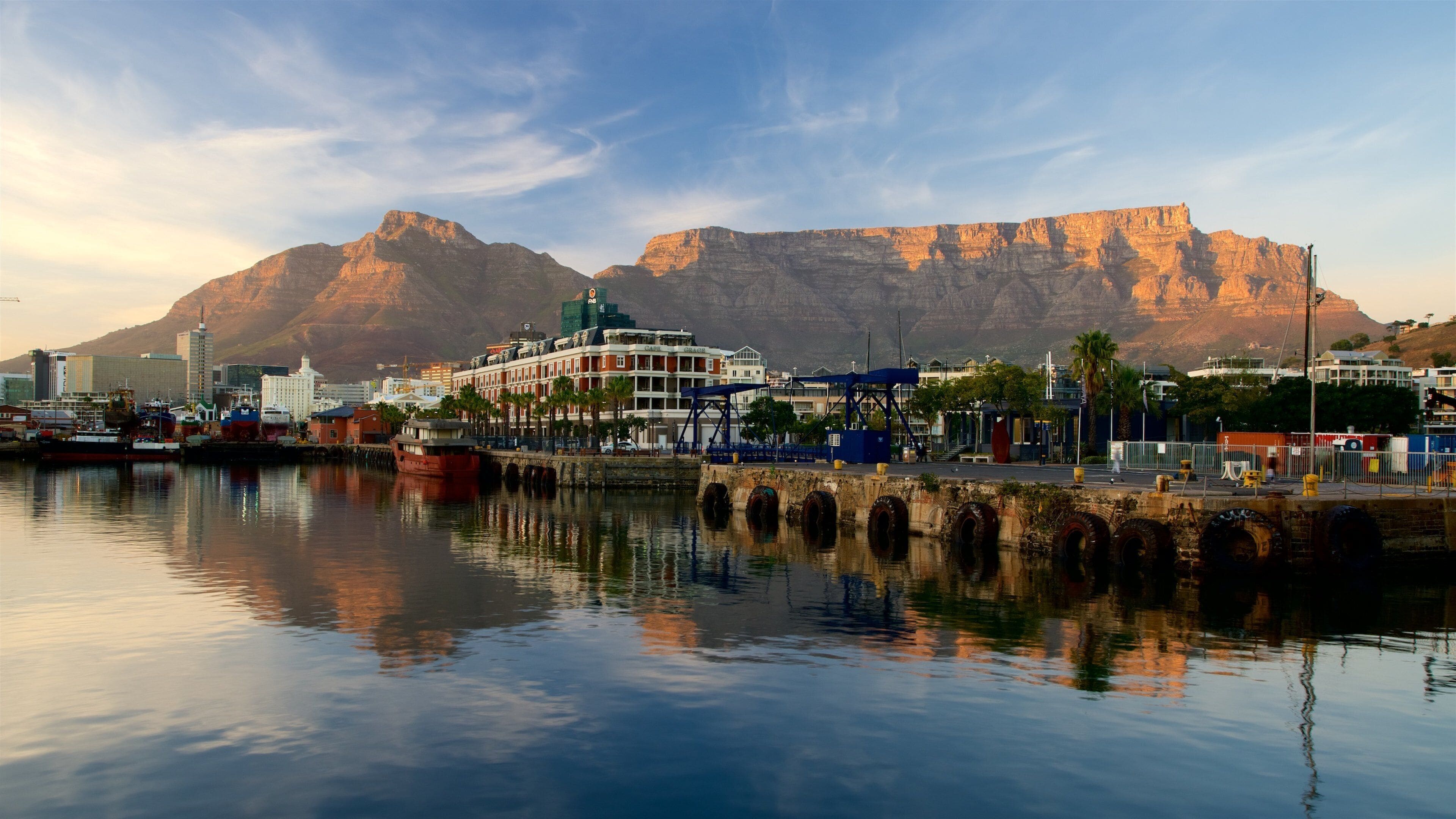 Victoria and Alfred Waterfront showing a lake or waterhole