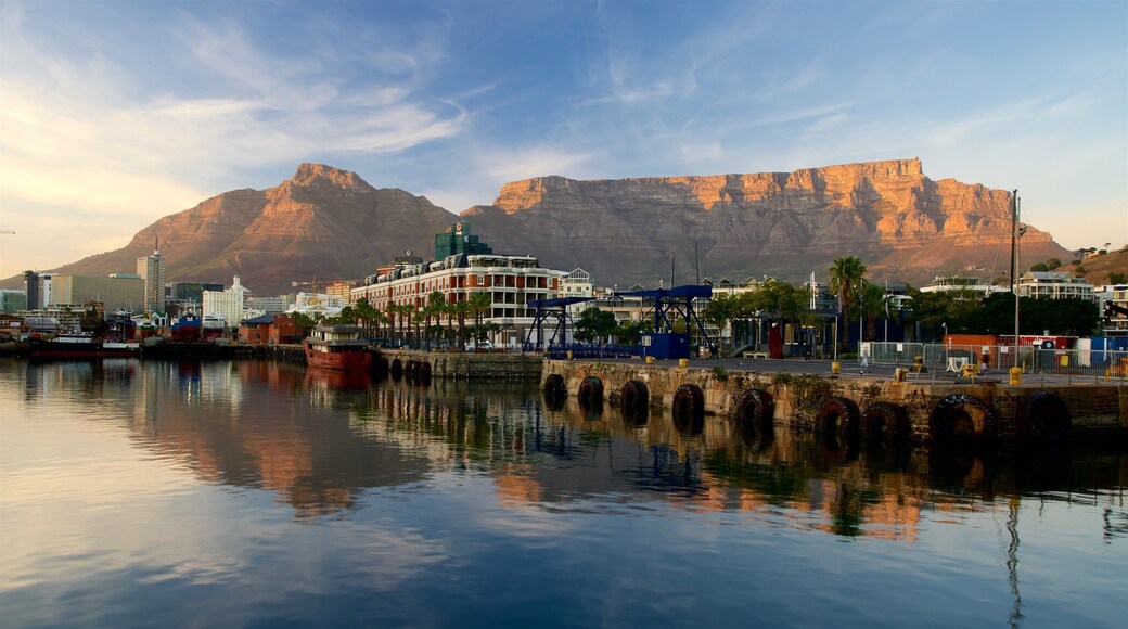 Victoria and Alfred Waterfront showing a lake or waterhole