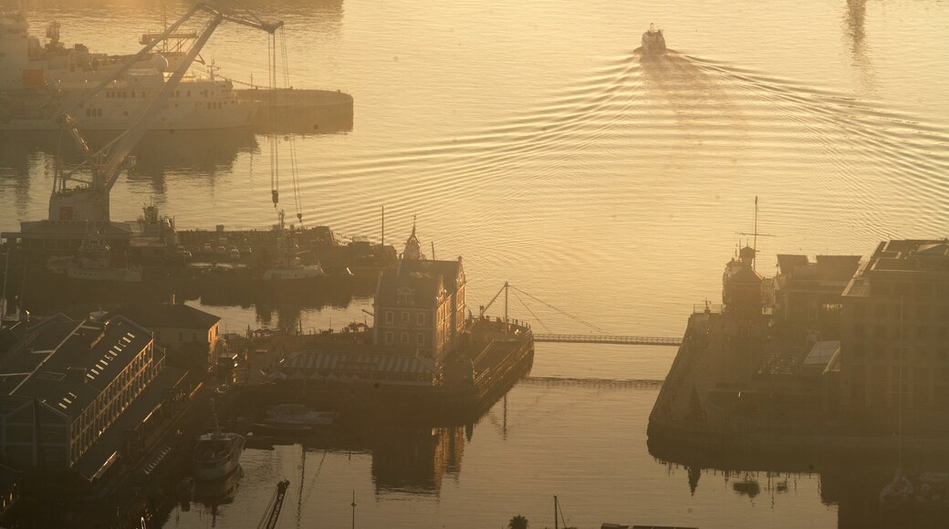 Victoria and Alfred Waterfront ofreciendo una puesta de sol