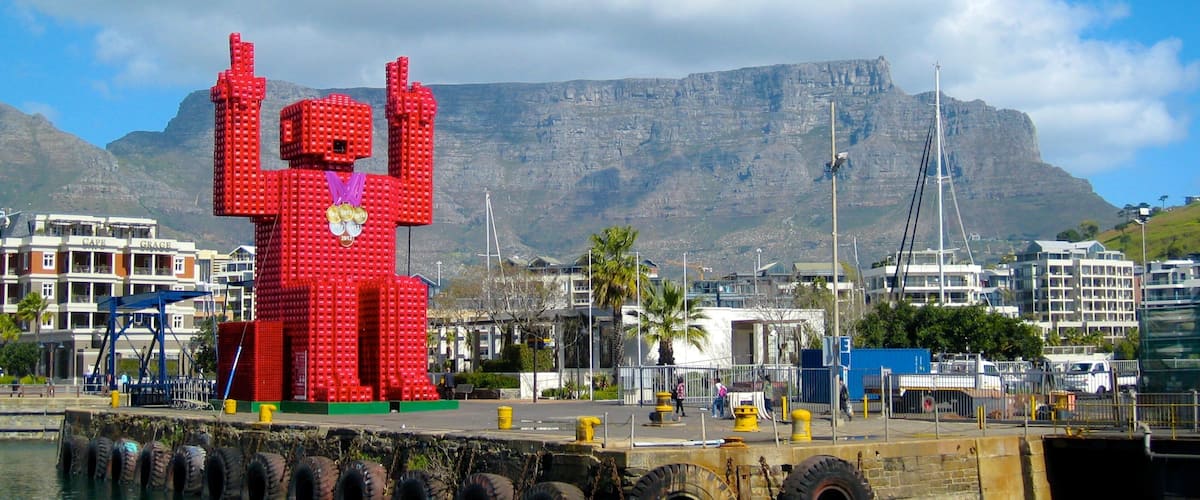 Victoria and Alfred Waterfront som visar en staty eller skulptur, konst och en kuststad