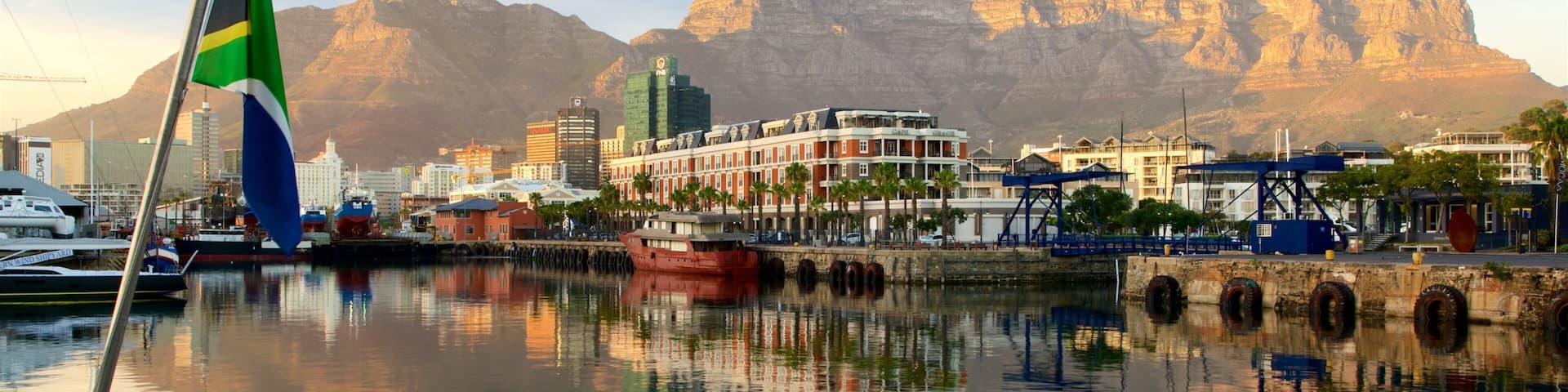 Victoria and Alfred Waterfront which includes a lake or waterhole