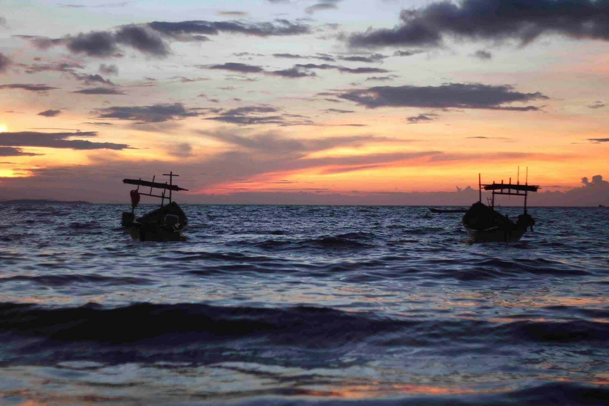 Sunrise on the wonderful Koh Rong island, my favorite! 🇰🇭
#cambodia #cambodge #kohrong #travels #backpacker #sunrise #sunset #sea #waves #sunrisesandsunsets #asia #traveltheworld #explore #TroveOn #Trover #southeastasia #seasia