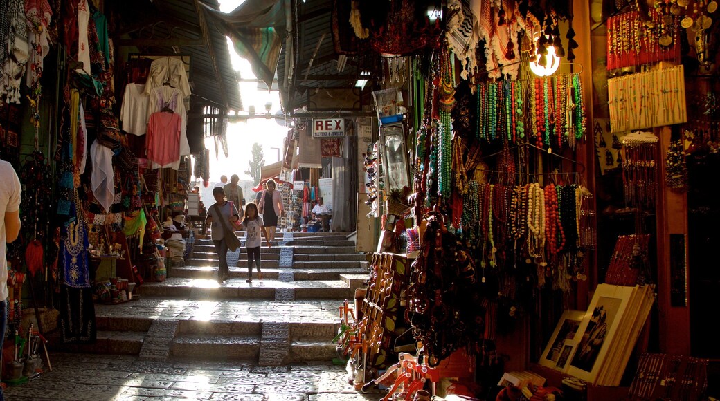Mahane-Yehuda-Markt das einen Märkte und Innenansichten sowie Familie