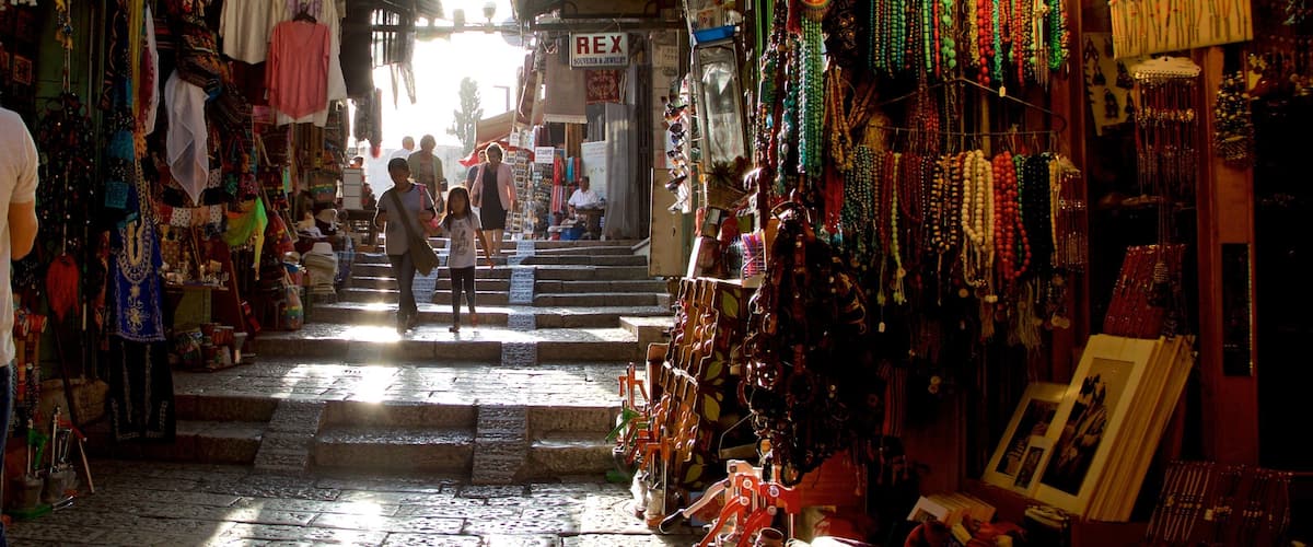 Mahane-Yehuda-Markt das einen Märkte und Innenansichten sowie Familie