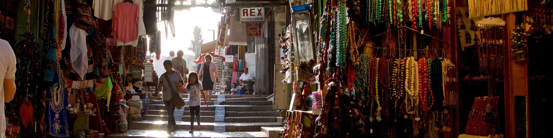 Mercado Mahane Yehuda mostrando mercados y vista interna y también una familia