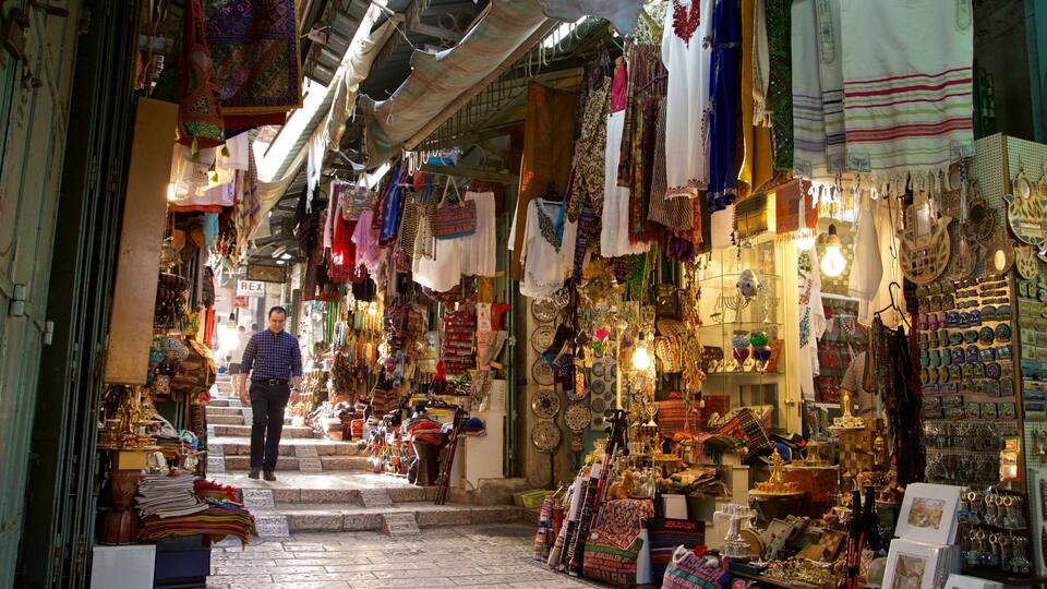 Een levendige markt met diverse kraampjes die textiel, sieraden en souvenirs verkopen.