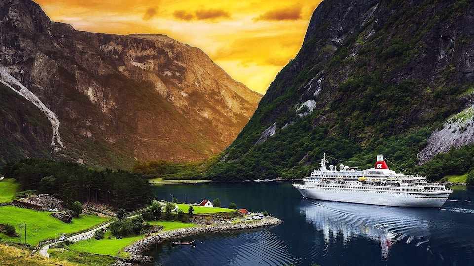 Ett kryssningsfartyg i en fjord omgiven av berg.