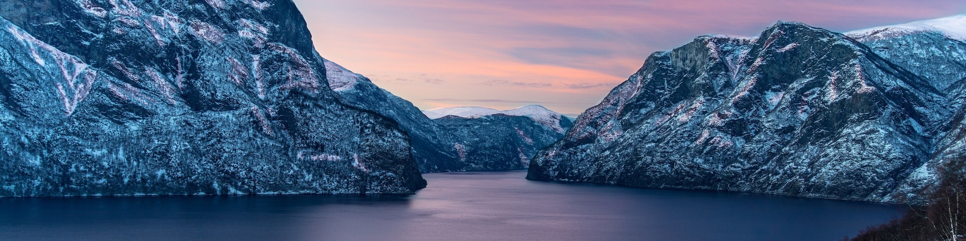 The sunset over the Fjords in Norway, possibly one of the best countries I’ve ever visited. Such a beautiful #culture and untouched landscapes.