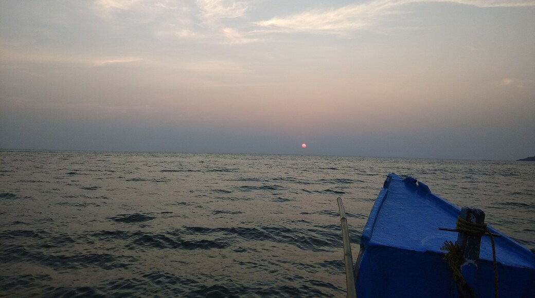 Chasing the sunset on a boat that took us on a ride to this Cape, Gokarna.
You can go kayaking & boat riding. They take you deep into the sea, where you can jump and swim for as long as you want!!
What added to our joy ride was the violent sea and flying fishes! :)
#beaches #sunsets #travel #nature #boats #beauty