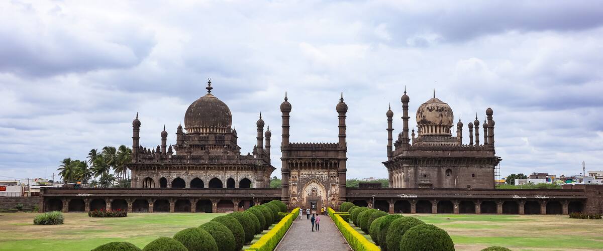 Un edificio histórico con dos cúpulas grandes y numerosos minaretes.