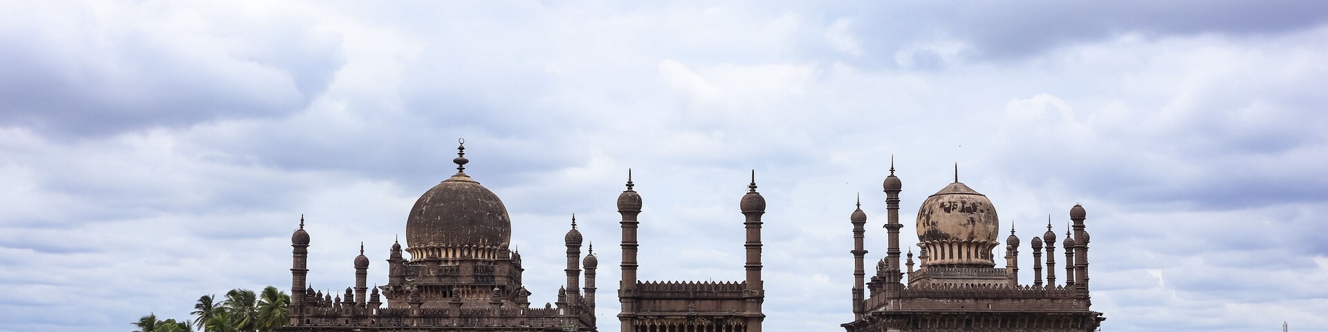 Un edificio histórico con dos cúpulas grandes y numerosos minaretes.