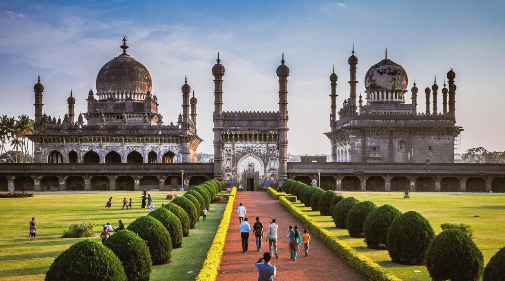 Sultan Ibrahim Tomb in Bijapur. Is not as famous as Tajmahal, but is also amazing.
#asia #india #karnataka #bijapur #tomb #ibrahimrauza #architecture