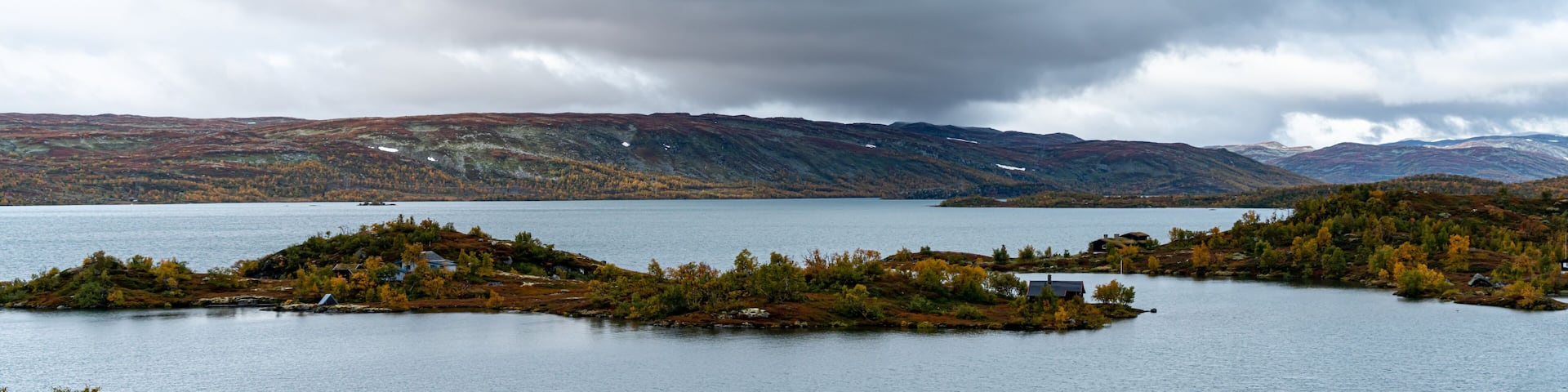 Jezioro Ustevatnet w gminie Hol w hrabstwie Viken w Norwegii, widkok ze wsi Ustaoset
