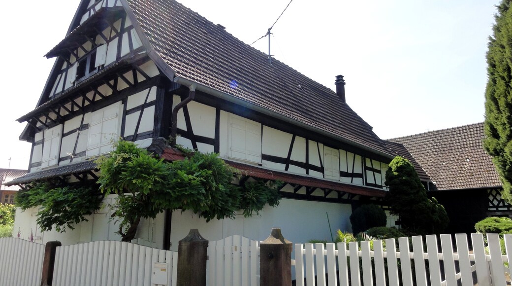 This building is indexed in the Base Mérimée, a database of architectural heritage maintained by the French Ministry of Culture, under the reference IA00124063 .