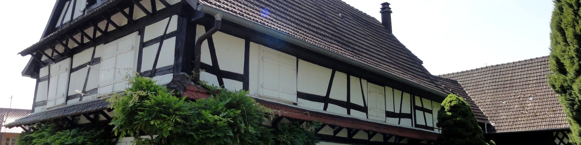 This building is indexed in the Base Mérimée, a database of architectural heritage maintained by the French Ministry of Culture, under the reference IA00124063 .