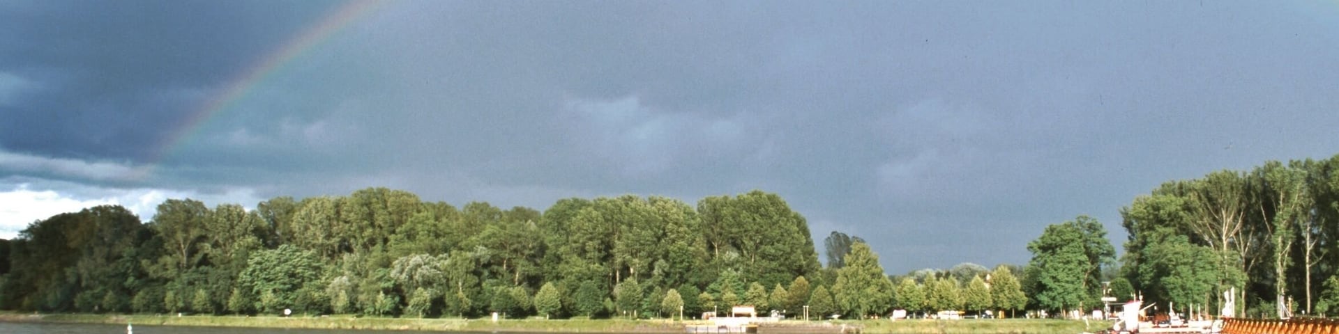 Regenbogen über den Rhein bei der Rheinfähre Plittersdorf - Seltz