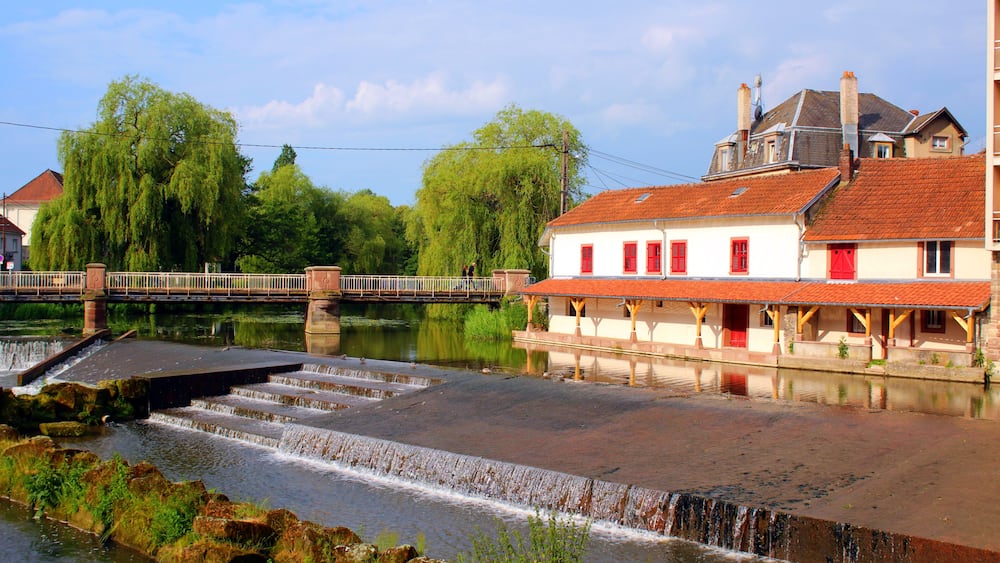 la sarre qui coule dans la ville de sarrebourg en alsace
