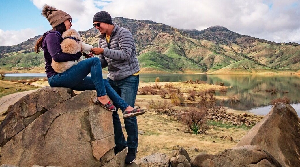 Quiet day park with beautiful views of mountains on the way to Sequoia National Park